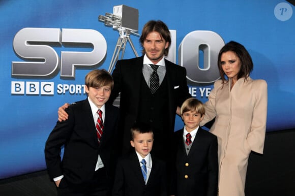 David et Victoria Beckham en compagnie de leurs trois garçons lors de la remise des trophées de la chaîne BBC Sports à Birminghan en décembre 2010