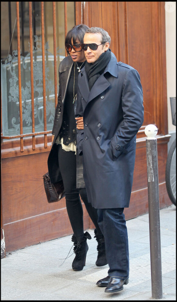 Naomi Campbell en goguette dans les rues de Paris avec son compagnon Vladimir Doronin, le 7 mars 2011