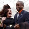 Carl Lewis et Nadia Comaneci, deux légendes olympiques vivantes, donnaient le coup d'envoi de la mise en vente des billets pour les JO 2012, le 15 mars 2011, à Londres, devant Tower Bridge.
