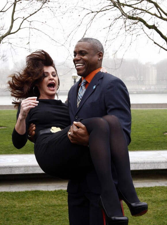 Carl Lewis et Nadia Comaneci, deux légendes olympiques vivantes, donnaient le coup d'envoi de la mise en vente des billets pour les JO 2012, le 15 mars 2011, à Londres, devant Tower Bridge.