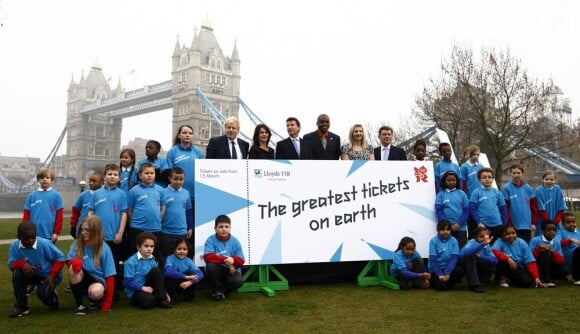 Carl Lewis et Nadia Comaneci, deux légendes olympiques vivantes, donnaient le coup d'envoi de la mise en vente des billets pour les JO 2012, le 15 mars 2011, à Londres, devant Tower Bridge.