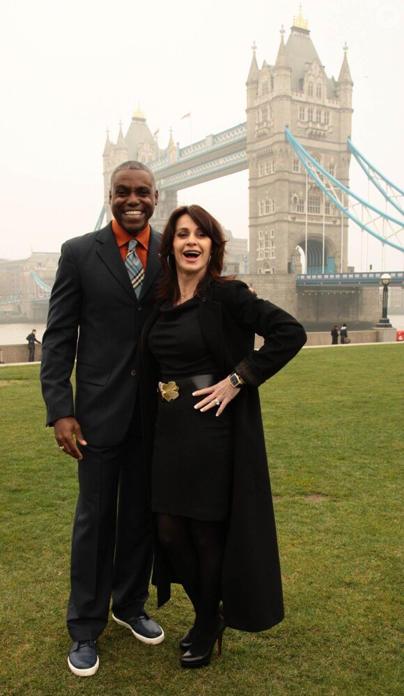 Carl Lewis et Nadia Comaneci, deux légendes olympiques vivantes,  donnaient le coup d'envoi de la mise en vente des billets pour les JO  2012, le 15 mars 2011, à Londres, devant Tower Bridge.