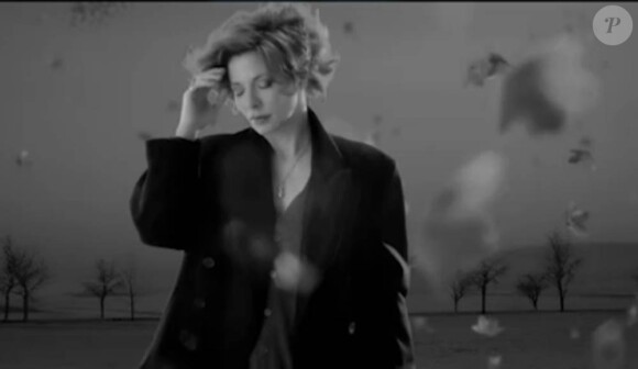 Mylène Farmer dans le clip du single-titre de son huitième album, Bleu noir, réalisé par Olivier Dahan.