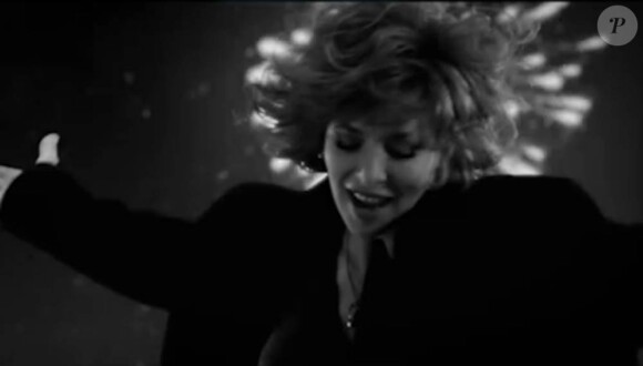 Mylène Farmer dans le clip du single-titre de son huitième album, Bleu noir, réalisé par Olivier Dahan.