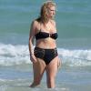 Ke$ha en pleine tournée en Australie, se détend avec des amis sur la plage d'Adelaide, le 15 mars 2011.