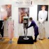 Une audacieuse robe transparente portée par Kate Middleton lors d'un gala de charité a été vendue aux enchères le 16 mars 2011, en même temps que d'autres parures stars (de Lady Di, etc.).