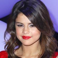 Selena Gomez : en rouge version femme fatale, elle parle de son Justin Bieber !
