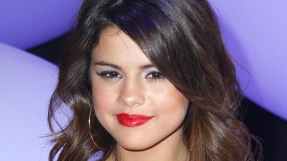 Selena Gomez : en rouge version femme fatale, elle parle de son Justin Bieber !