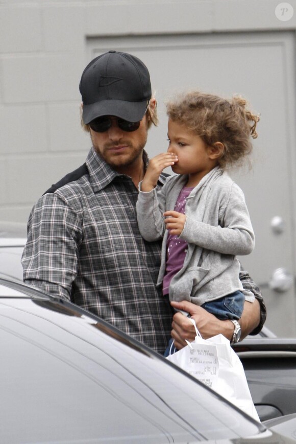 Gabriel Aubry et sa fille Nahla vont au restaurant à Los Angeles le 17 mars 2011 