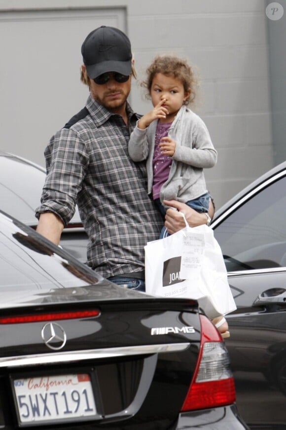 Gabriel Aubry et sa fille Nahla vont au restaurant à Los Angeles le 17 mars 2011 