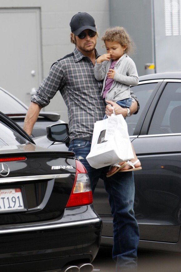 Gabriel Aubry et sa fille Nahla vont au restaurant à Los Angeles le 17 mars 2011 