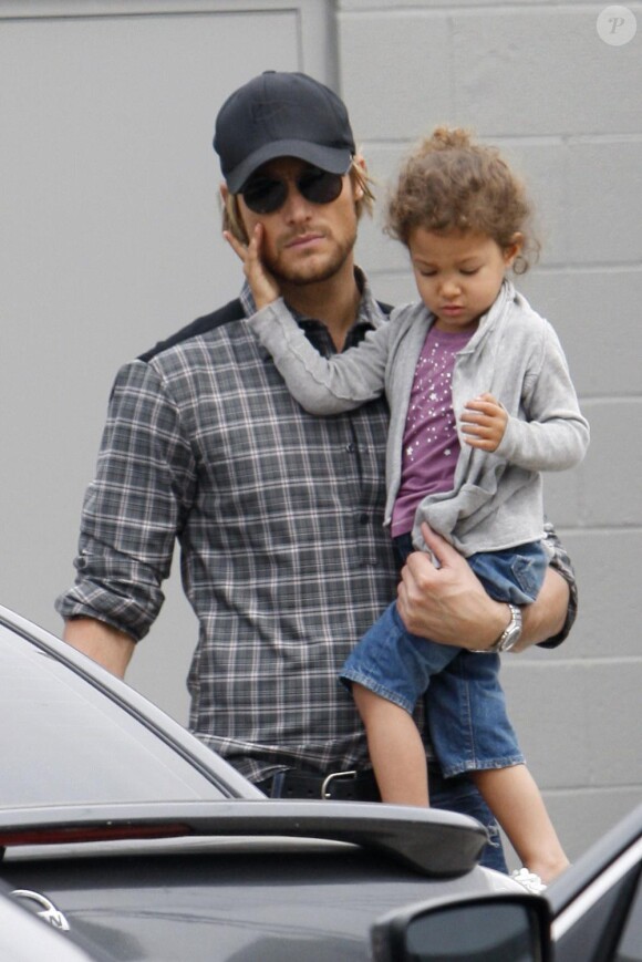 Gabriel Aubry et sa fille Nahla vont au restaurant à Los Angeles le 17 mars 2011 