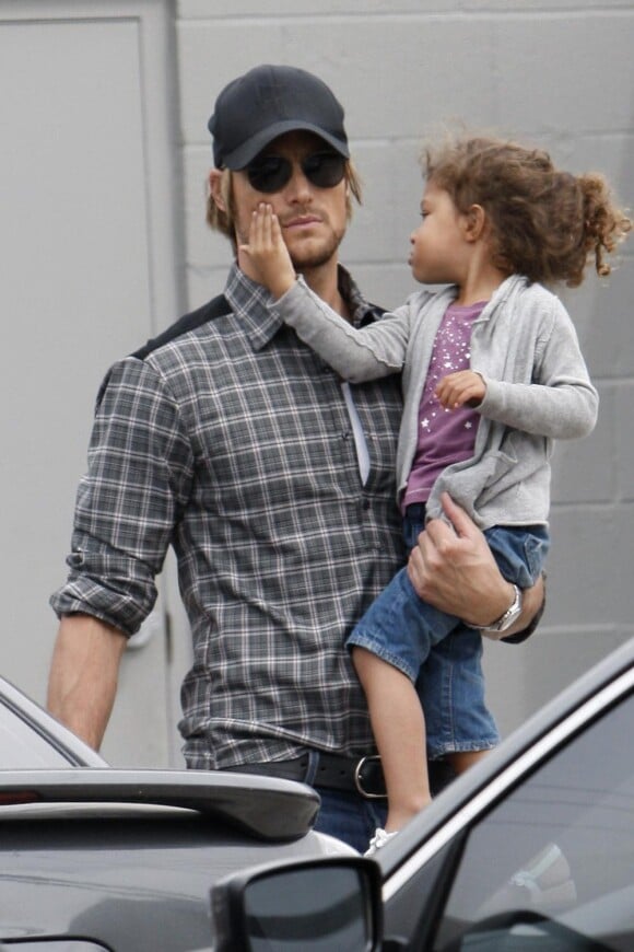Gabriel Aubry et sa fille Nahla vont au restaurant à Los Angeles le 17 mars 2011 