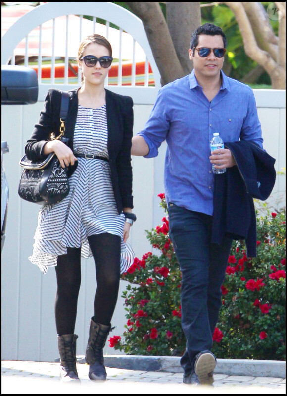 Jessica Alba enceinte et son époux Cash Warren, promenade amoureuse à Los Angeles le 18 mars 2011