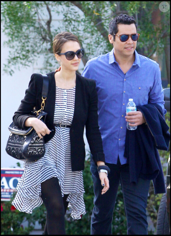 Jessica Alba enceinte et son époux Cash Warren, promenade amoureuse à Los Angeles le 18 mars 2011