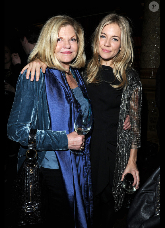 Sienna Miller et sa mère Jo lors de la soirée après l'avant-première de Flare Path le 10 mars 2011 à Londres