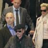 Johnny Hallyday et son épouse Laeticia arrivent en France à l'aéroport Roissy-Charles-de-Gaulle le 15 mars 2011. Leurs amis Jean-Claude Darmon et sa fiancée Hoda Roche (en bas à gauche) sont aussi du voyage.