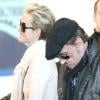 Johnny Hallyday et son épouse Laeticia arrivent en France à l'aéroport Roissy-Charles-de-Gaulle le 15 mars 2011