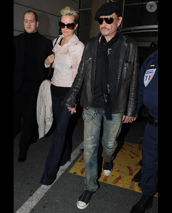 Johnny Hallyday et son épouse Laeticia arrivent en France à l'aéroport Roissy-Charles-de-Gaulle le 15 mars 2011