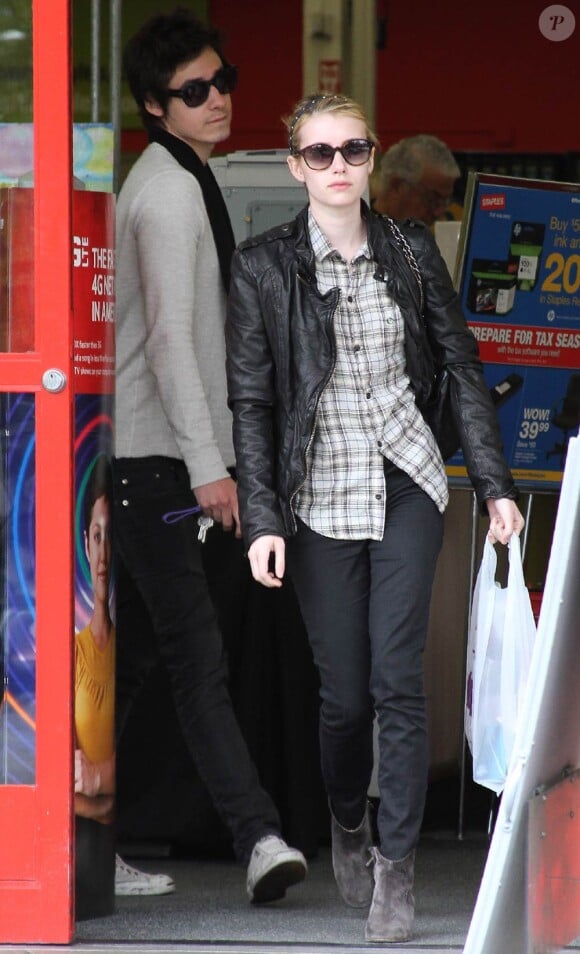 La ravissante Emma Roberts en séance shopping avec son boyfriend, à Los Angeles, le 19 mars 2011.