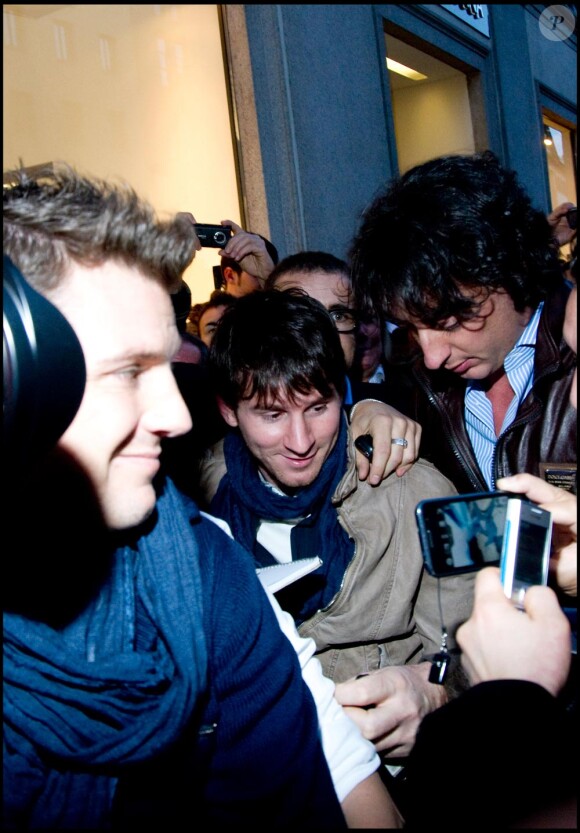 Lionel Messi en plein shopping à Milan assailli par les supporters le 20 mars 2011
