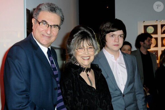 Serge Toubiana, Christiane Kubrick et son petit-fils Sam, à l'occasion du vernissage de l'exposition Stanley Kubrick, qui se tient à la Cinémathèque Française (du 23 mars au 31 juillet 2011), à Paris, le 22 mars 2011.
