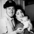 Elizabeth Taylor, son deuxième mari, Michael Wilding, et leur premier fils en 1953 