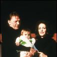 Elizabeth Taylor, Richard Burton et leur petite-fille Naomi Wilding en 1972 