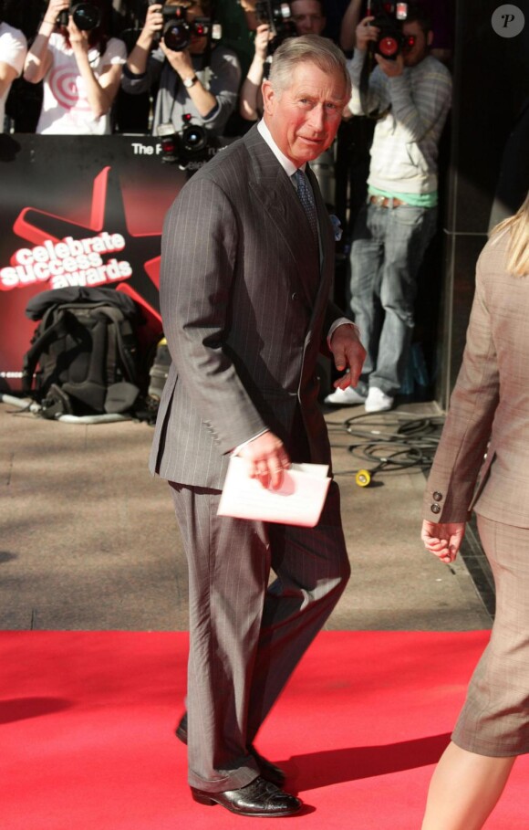 Le Prince de Galles à son arrivé au gala Celebrate Success le 23 mars à Londres