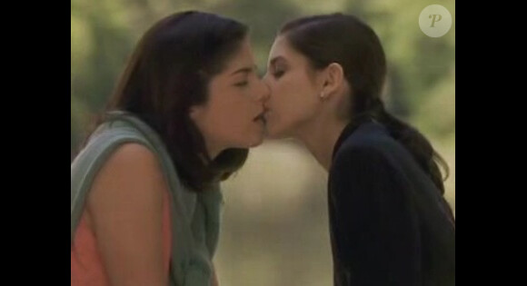 Le baiser mythique dans Sexe Intentions entre Sarah Michelle Gellar et Selma Blair.  