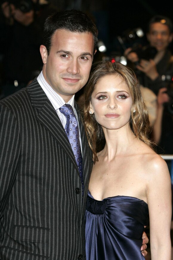 Sarah Michelle Gellar et son mari Freddie Prinze Jr. Ils sont ensemble depuis 2000. 