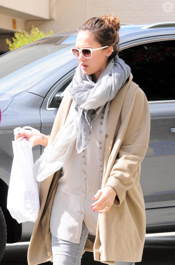 Jessica Alba à Los Angeles le 22 mars 2011 lors d'une séance shopping intensive 