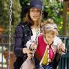 Jessica Alba et sa fille Honor. Journée au parc ponctuée de calins, le 24 mars 2011 à Los Angeles