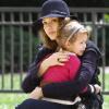 Jessica Alba et sa fille Honor. Journée au parc ponctuée de calins, le 24 mars 2011 à Los Angeles