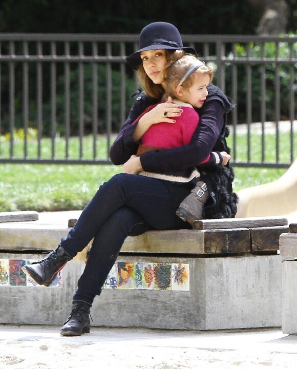 Jessica Alba et sa fille Honor. Journée au parc ponctuée de calins, le 24 mars 2011 à Los Angeles