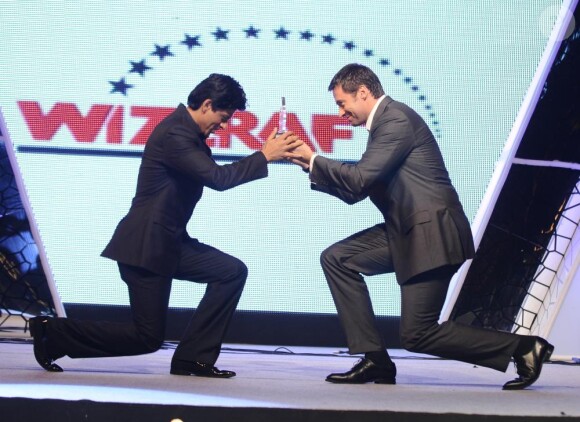 Hugh Jackman danse avec Vidya Balan et Shahrukh Khan, durant les FICCI-FRAMES awards le 25 mars 2011 à Mumbai