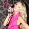 La divine Lindsay Ellingson présentait le 25 mars 2011 la fragrance Attractions de la marque vedette de lingerie Victoria's Secret, à la boutique de Miami.