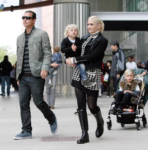 Gwen Stefani, son mari Gavin Rossdale et leurs fils Zuma et kingston à Los Angeles le 26 mars 2011