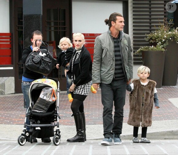 Gwen Stefani, son mari Gavin Rossdale et leurs fils Zuma et kingston à Los Angeles le 26 mars 2011