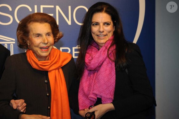 Liliane Bettencourt et sa fille, Françoise Bettencourt-Meyers, à Paris, le 3 mars 2011