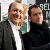 Marche pour la liberté d'expression en Biélorussie, à Londres, le 28 mars 2011 : Kevin Spacey et Jude Law.