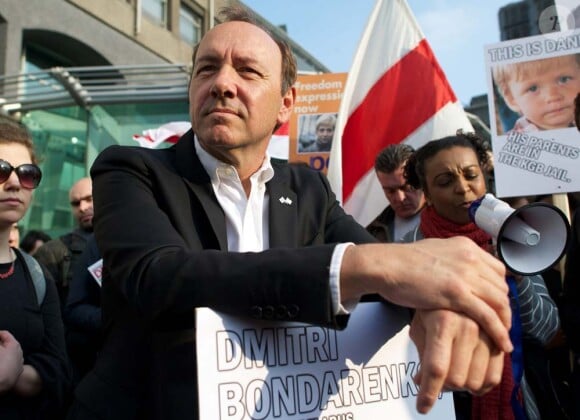 Marche pour la liberté d'expression en Biélorussie, à Londres, le 28 mars 2011 : Kevin Spacey.