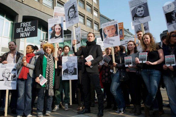 Marche pour la liberté d'expression en Biélorussie, à Londres, le 28 mars 2011 : Jude Law.