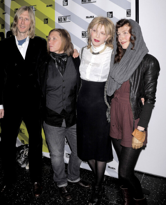Eric Erlandson, Patty Schemel, Courtney Love et Melissa Auf der Maur à la projection de Hit so Hard au Musée d'art moderne à New York le 28 mars 2011