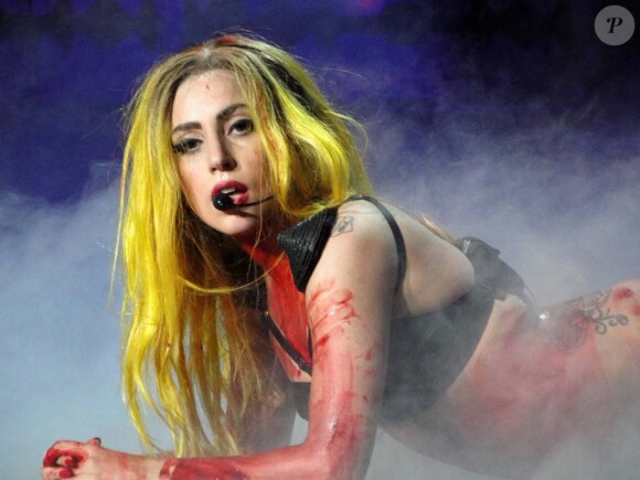 Lady Gaga sur scène le soir de son 25e anniversaire, à Los Angeles, le 28 mars 2011