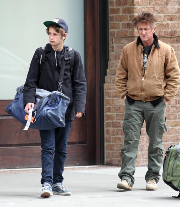 Sean Penn se dirige à l'aéroport... avec son fils cadet Hopper (15 mars 2011, NYC)