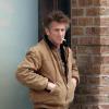 Sean Penn se dirige à l'aéroport... avec un look spécial (15 mars 2011, NYC)