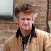 Sean Penn se dirige à l'aéroport... avec un look spécial (15 mars 2011, NYC)