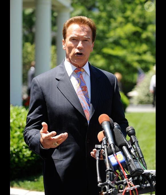 Arnold Schwarzenegger lors d'une conférence de presse en tant que gouverneur de Californie dans les jardins de la Maison Blanche en mai 2009