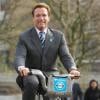 Arnold Schwarzenegger visitant hier Londres en vélo